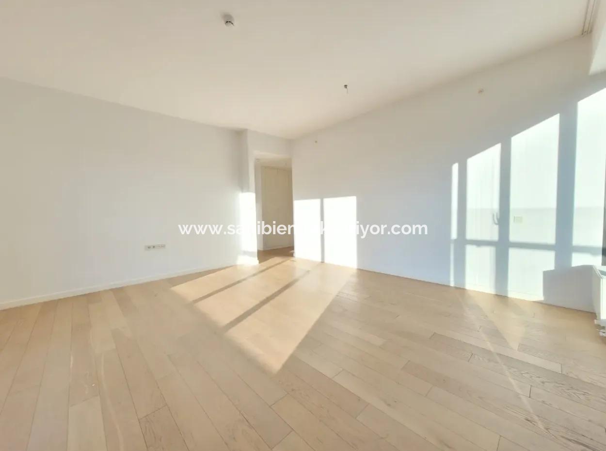 Kiracısız İncek Loft Satılık Teraslı  3+1 Şehir Manzaralı 4.Kat Daire