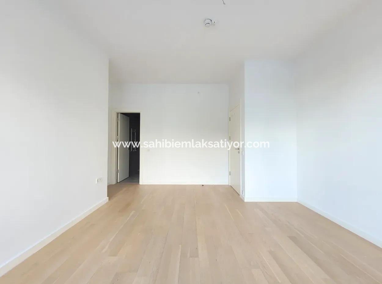 Boş İncek Loft Satılık 3+1 Bahçe Dubleksi Şehir Manzaralı Daire