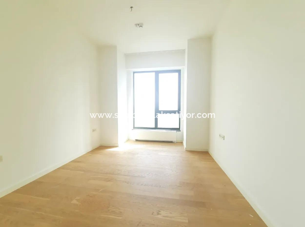 Kiracısız İncek Loft Satılık  5,5+1  Göl Manzaralı 14.Kat Daire